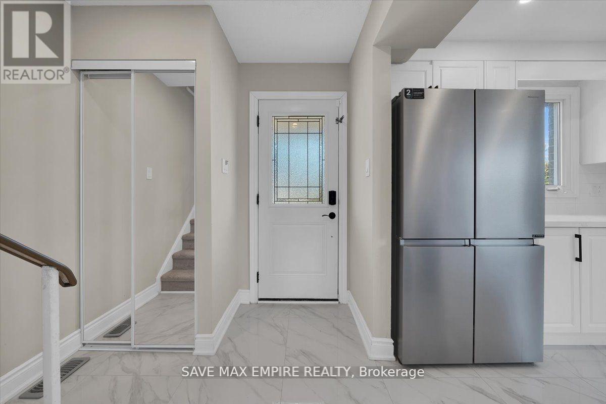 18 Hasting Square, Brampton, Ontario  L6S 2N8 - Photo 6 - W12795956