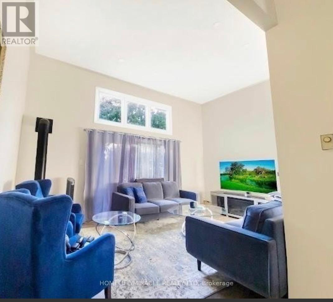 23 Mccallum Court, Brampton, Ontario  L6W 3M4 - Photo 4 - W12796002