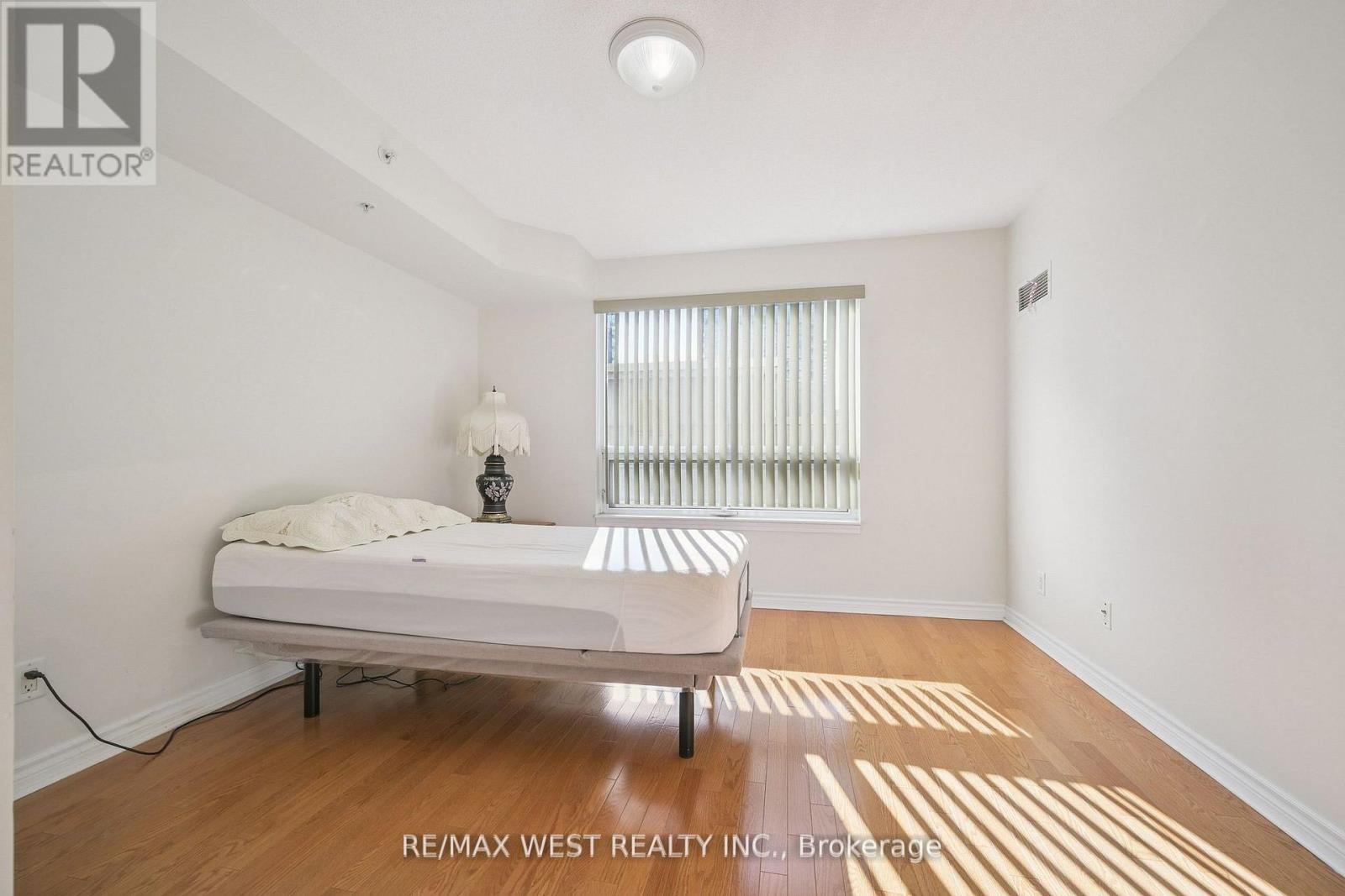 805 - 350 Princess Royal Drive, Mississauga, Ontario  L5B 4N1 - Photo 7 - W12796014