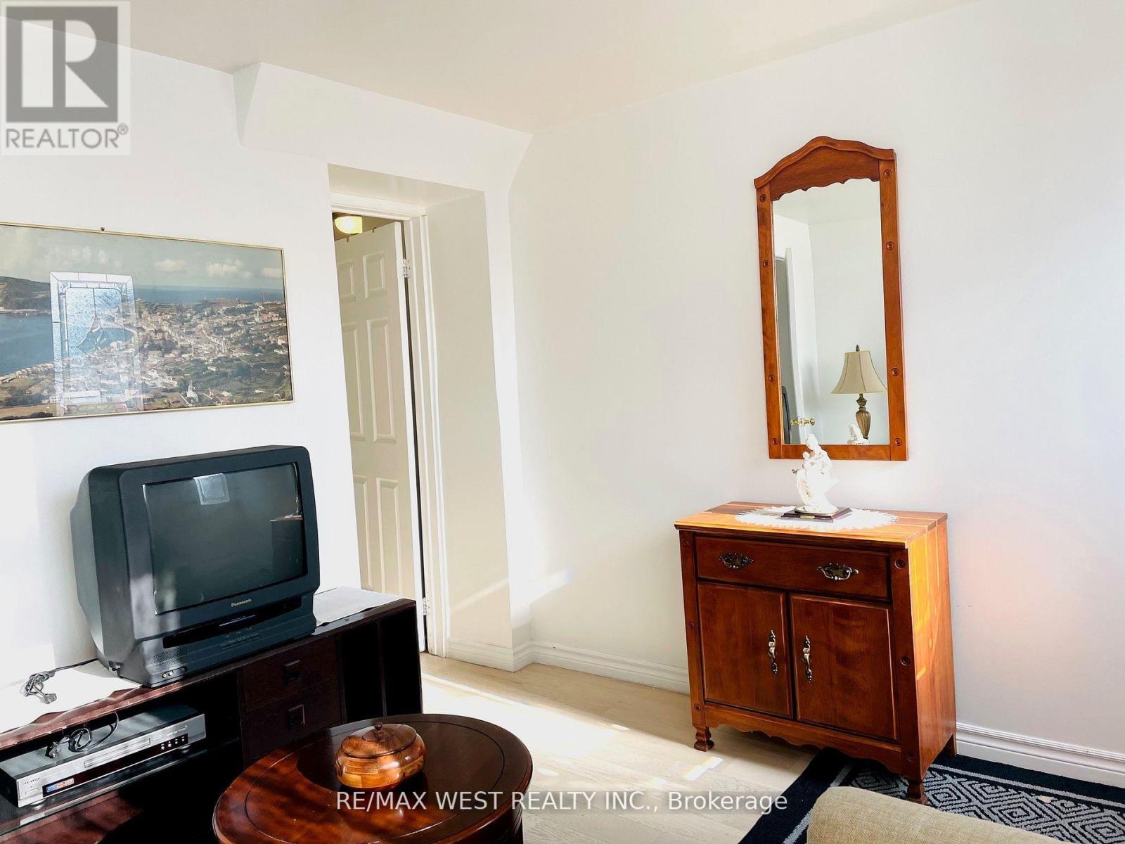 Lower - 328 Caledonia Road, Toronto, Ontario  M6E 4T6 - Photo 7 - W12796028