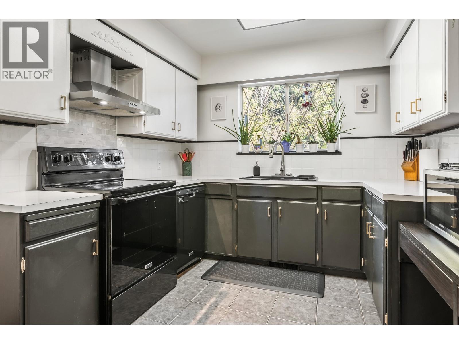 2560 Haversley Avenue, Coquitlam, British Columbia  V3J 1W5 - Photo 14 - R3089767