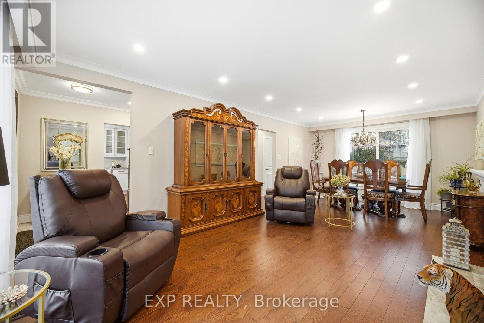 298 Edrich Court, Mississauga, Ontario  L5A 1R3 - Photo 10 - W12795630