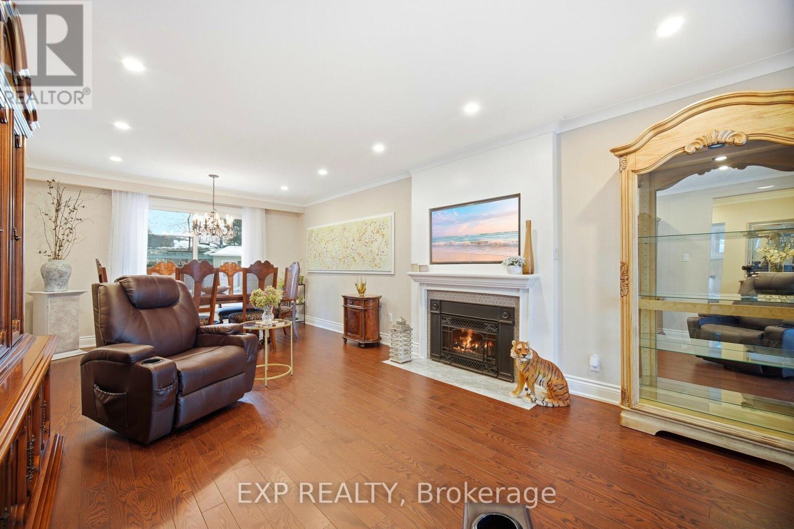 298 Edrich Court, Mississauga, Ontario  L5A 1R3 - Photo 7 - W12795630