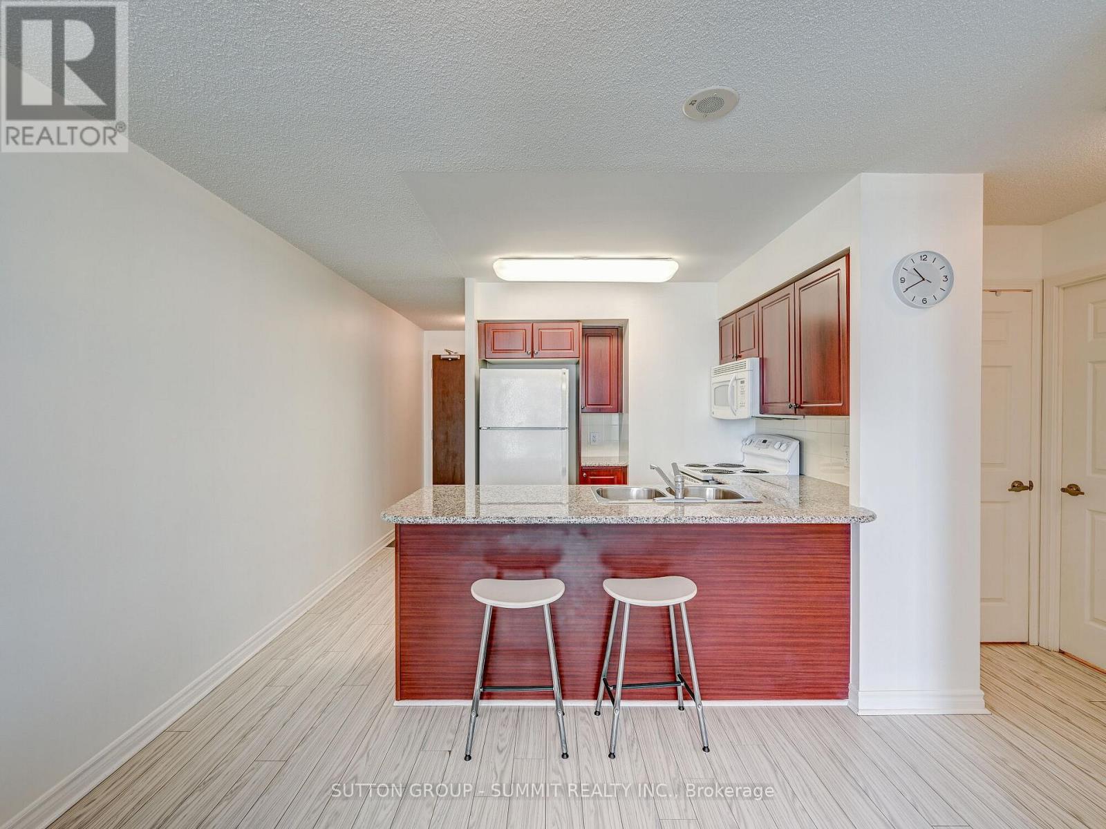 701 - 335 Rathburn Road W, Mississauga, Ontario  L5B 0C8 - Photo 18 - W12796092