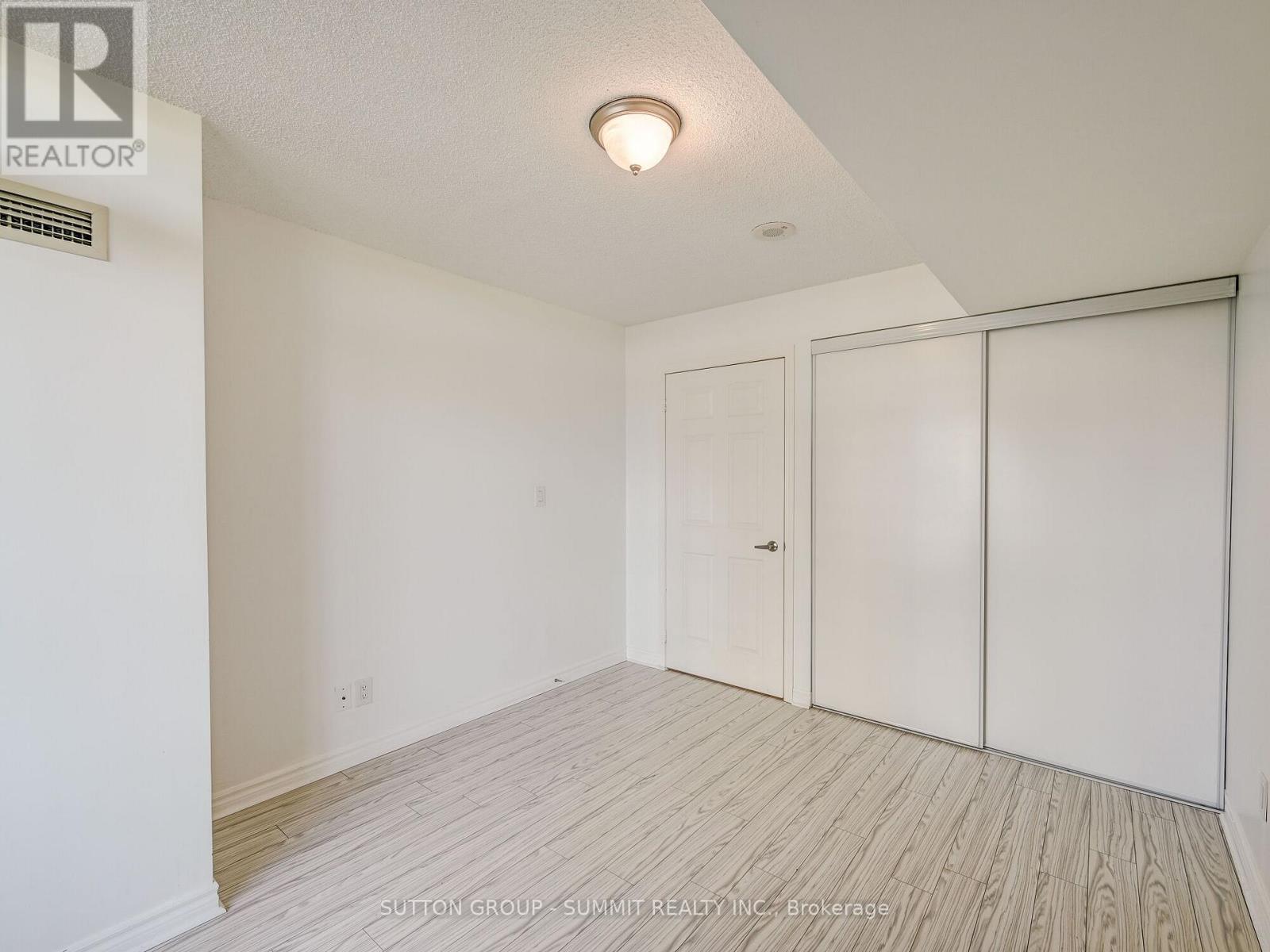 701 - 335 Rathburn Road W, Mississauga, Ontario  L5B 0C8 - Photo 31 - W12796092