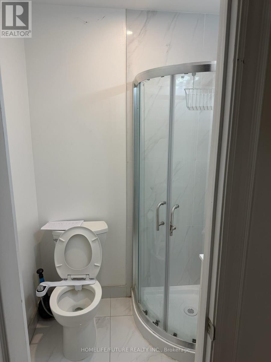 13 Bromley Crescent, Brampton (Avondale), Ontario  L6T 1Z2 - Photo 4 - W12796118