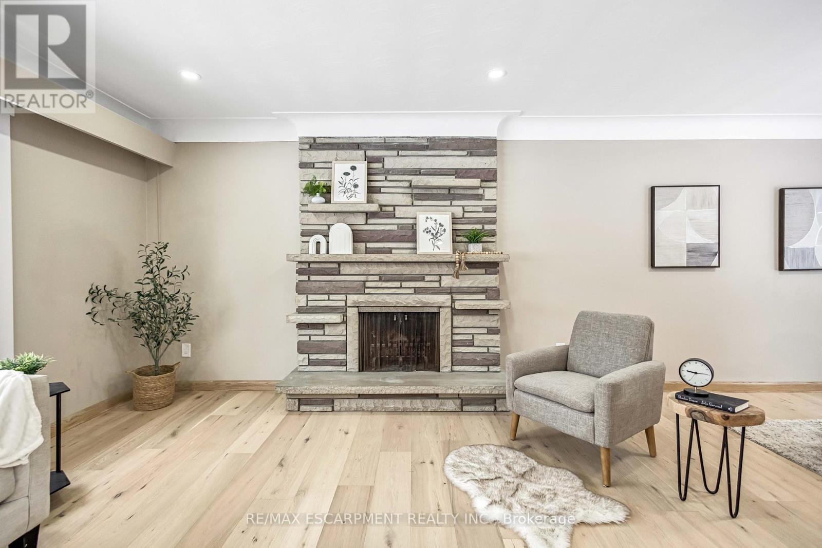 626 Iroquois Avenue, Hamilton (Ancaster), Ontario  L9G 3B4 - Photo 7 - X12796098