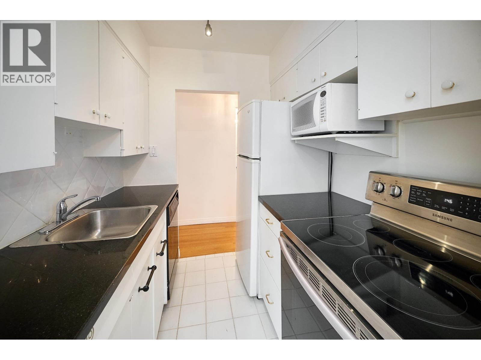 Listing Picture 12 of 26 : 302 1315 CARDERO STREET, Vancouver / 溫哥華 - 魯藝地產 Yvonne Lu Group - MLS Medallion Club Member