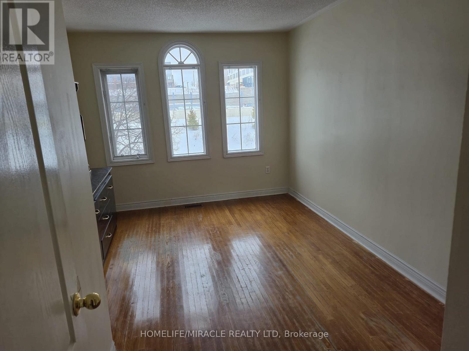 Upper - 124 Lindenshire Avenue, Vaughan, Ontario  L6A 2N5 - Photo 7 - N12796120