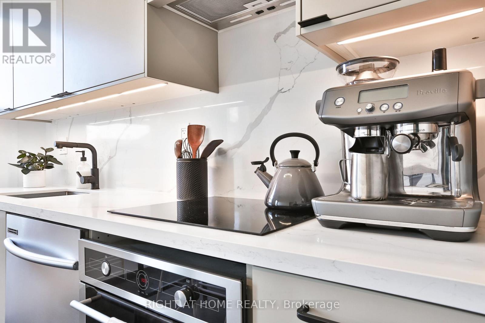 1365 Lansdowne Avenue, Toronto, Ontario  M6H 3Z9 - Photo 4 - W12794630