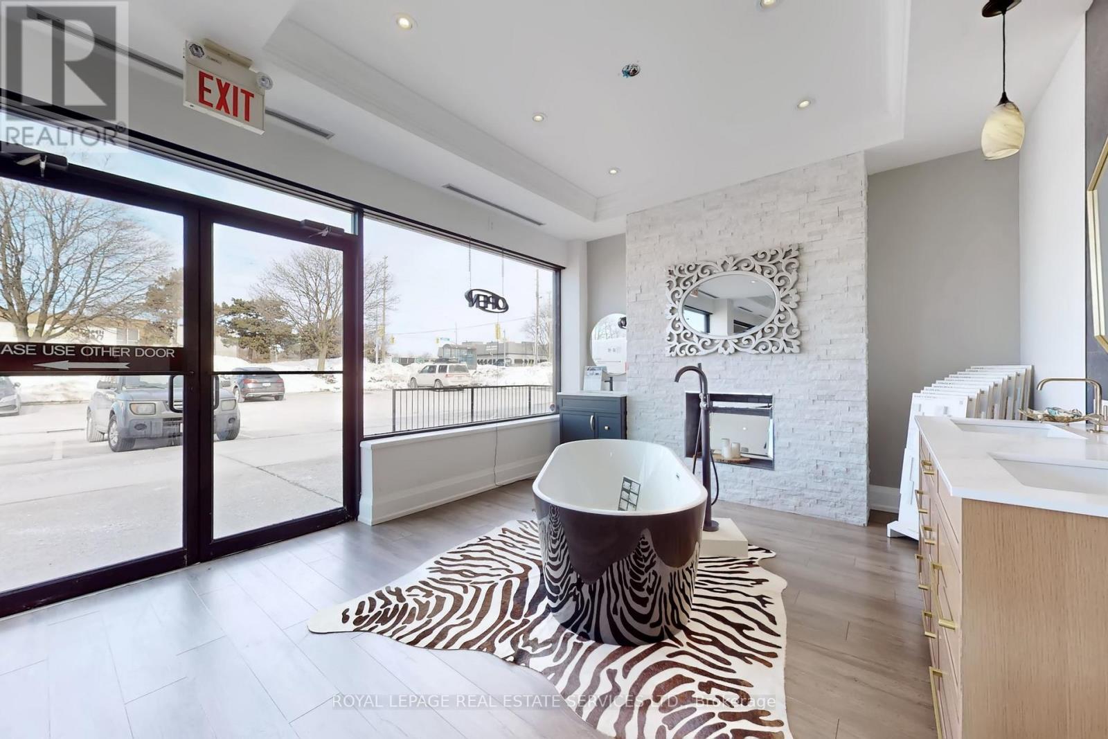 18 - 3350 Fairview Street, Burlington (Roseland), Ontario  L7N 3L5 - Photo 2 - W12796176