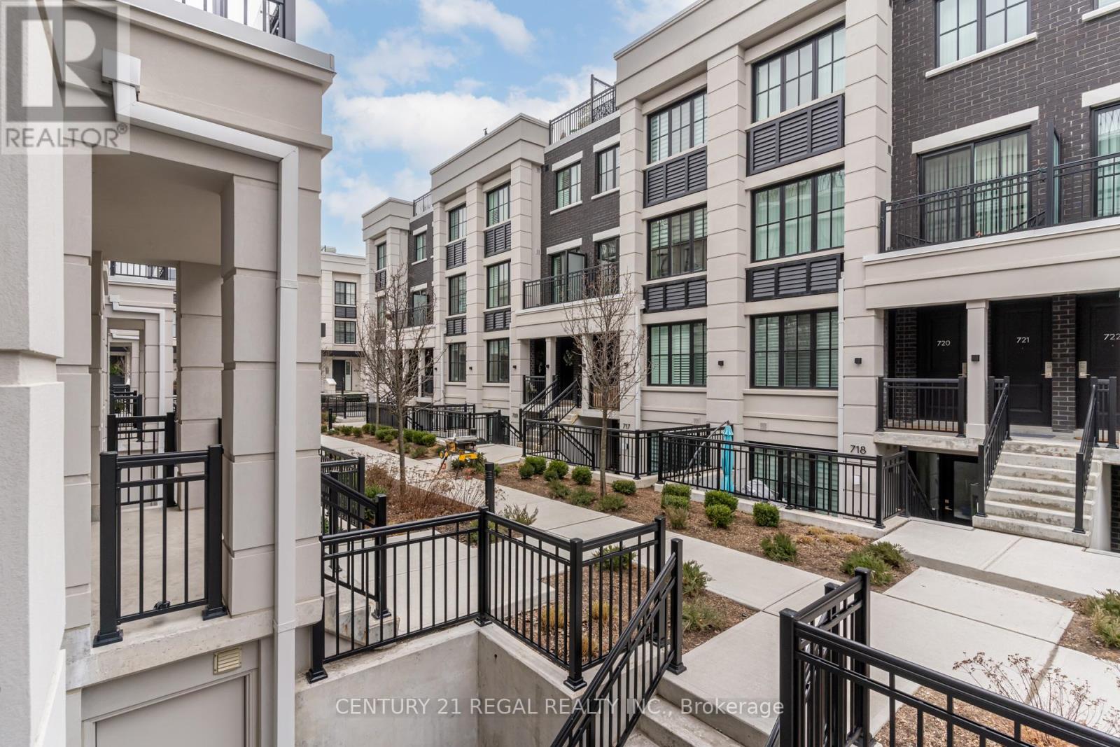 512 - 657 Cricklewood Drive, Mississauga, Ontario  L5G 0B8 - Photo 5 - W12796200