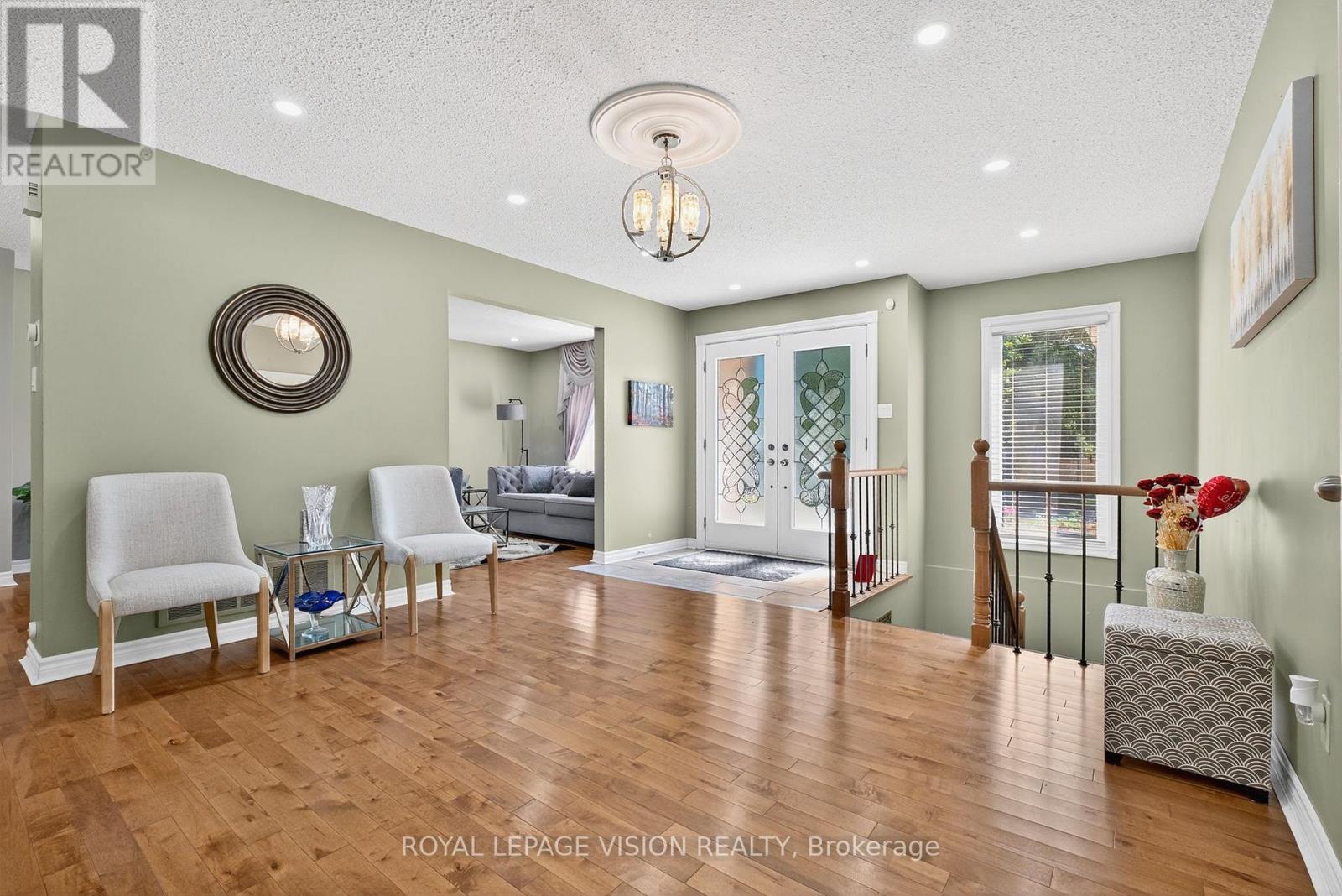 7 Montgomery Square, Brampton, Ontario  L6Z 3H3 - Photo 5 - W12514596