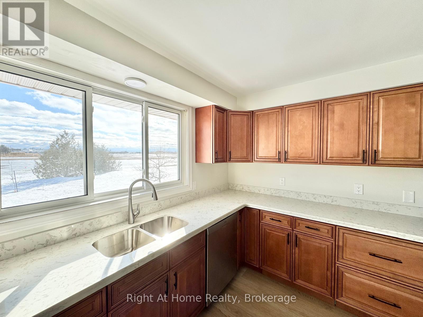 221 First Road E, Hamilton, Ontario  L8J 2V6 - Photo 7 - X12796238