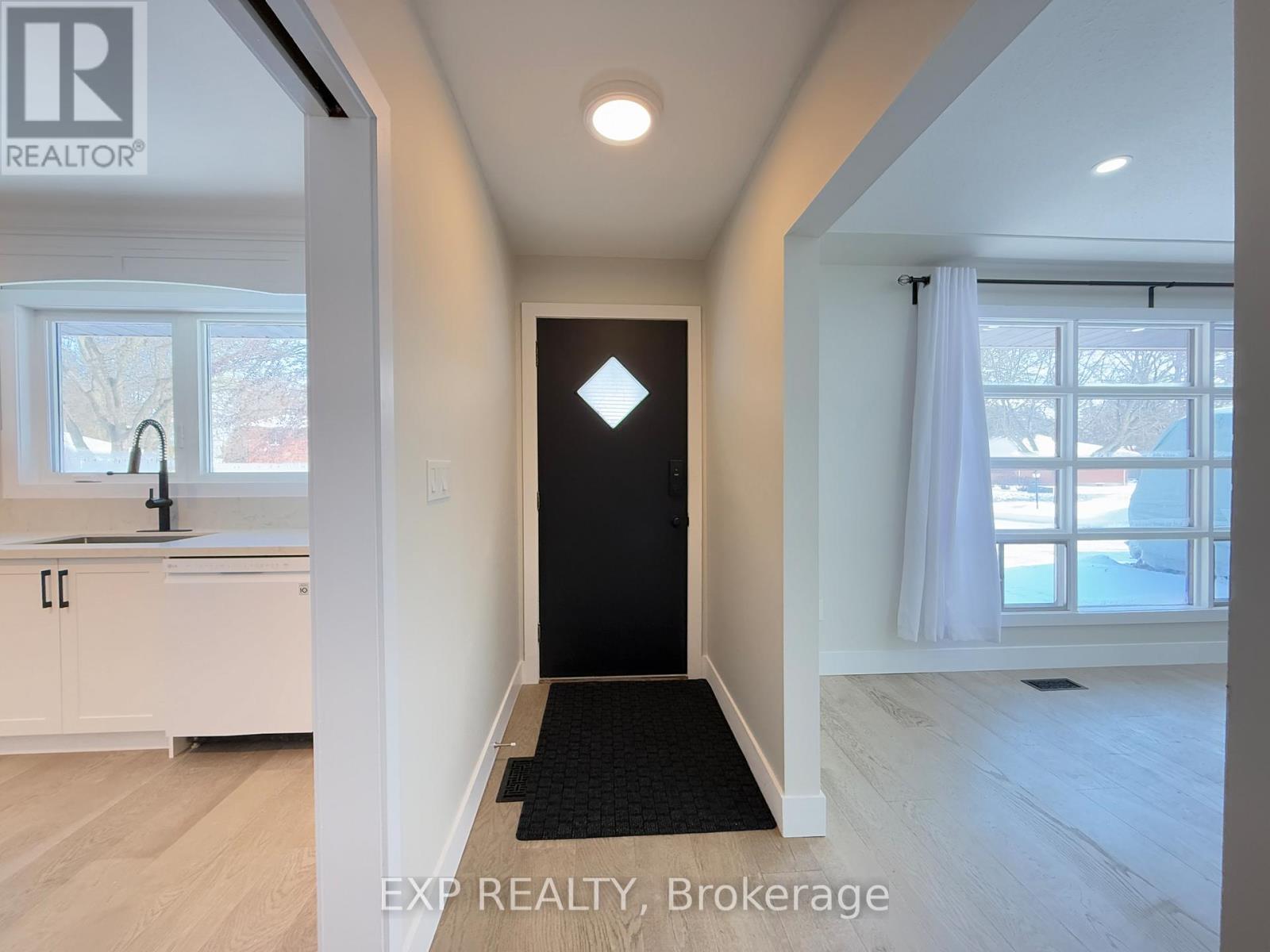 377 Vesta Place, London East, Ontario  N5Y 1G4 - Photo 3 - X12796302