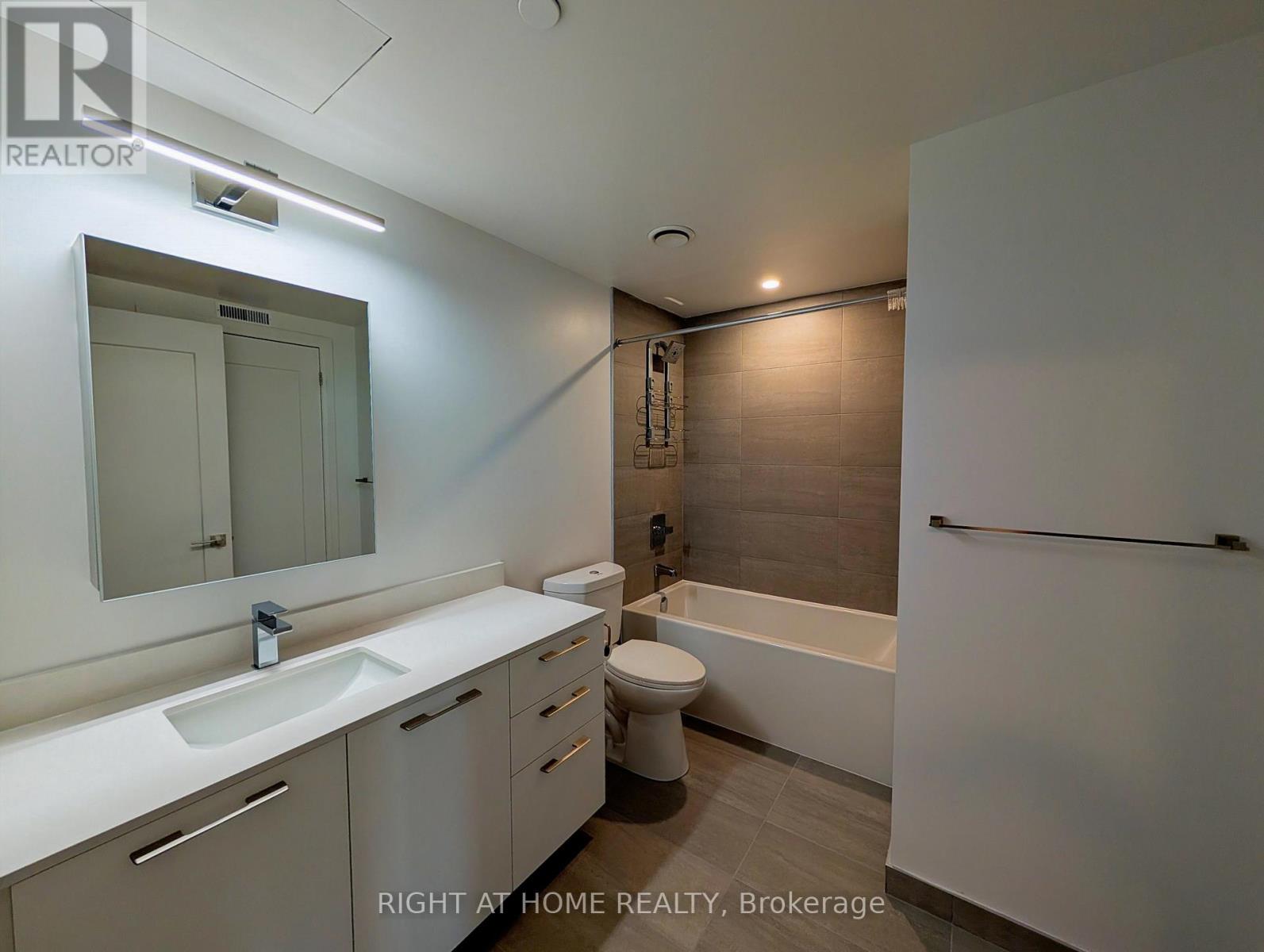 501 - 18 Water Walk Drive, Markham, Ontario L3R 6L5 - Photo 6 - N12796322
