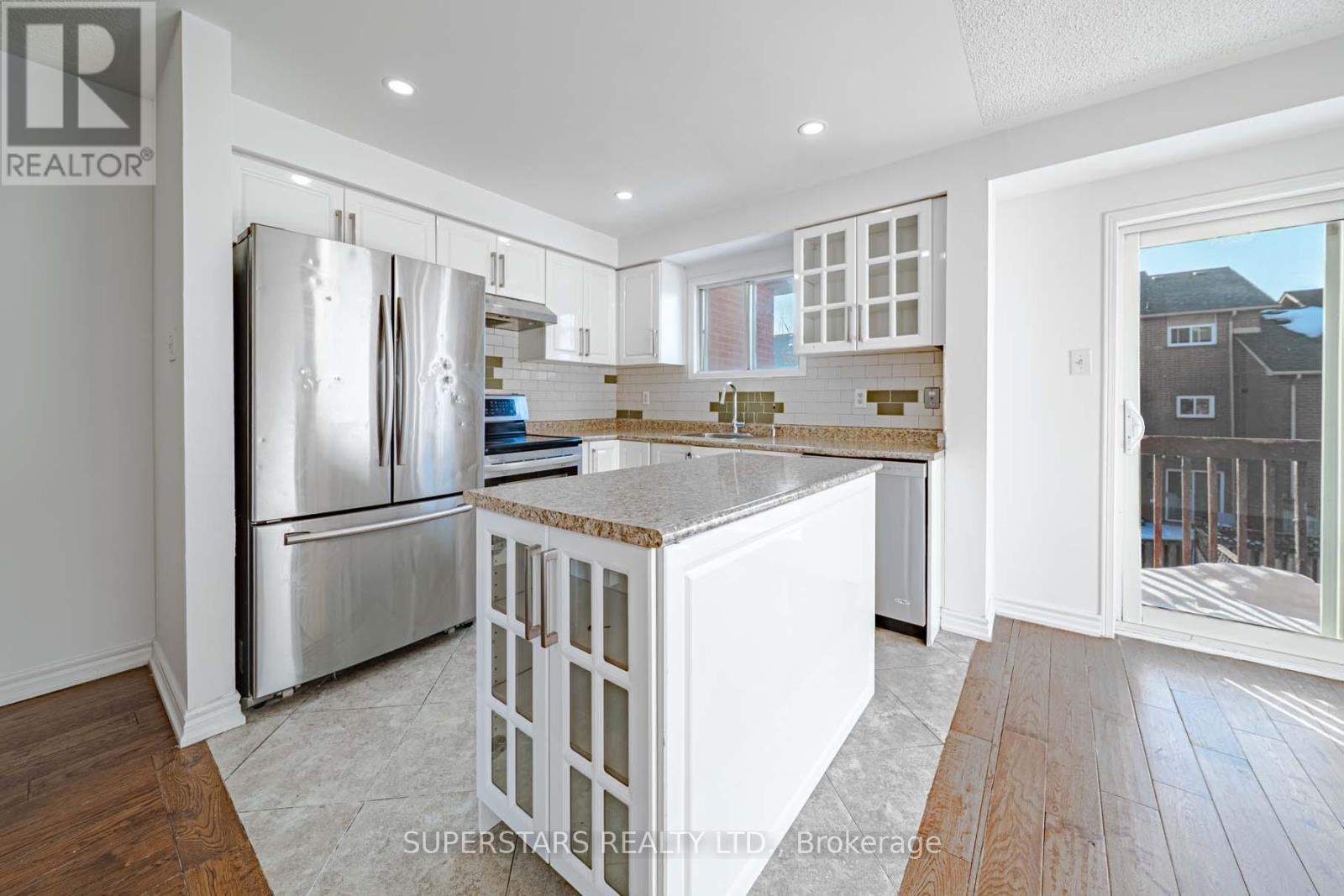 99 Roseheath Drive, Vaughan, Ontario L6A 2B7 - Photo 4 - N12796326