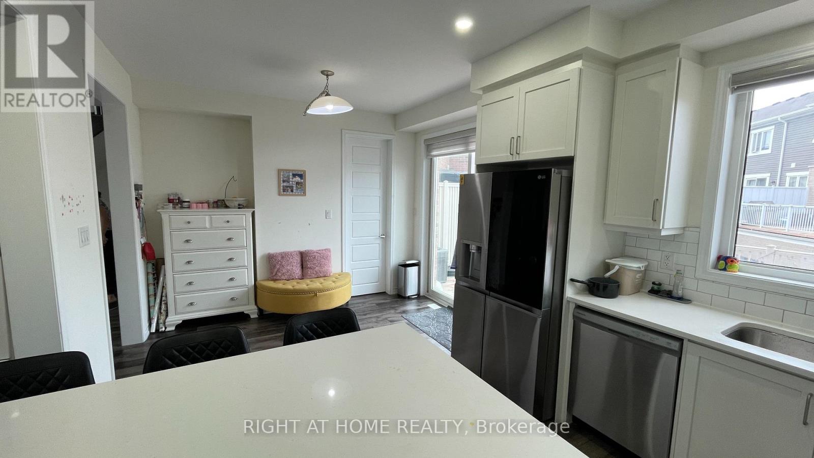 21 - 1222 Rose Way, Milton, Ontario  L9E 1P2 - Photo 8 - W12588270