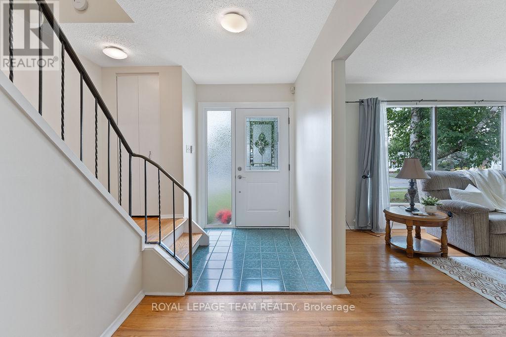 123 Abbeyhill Drive, Ottawa, Ontario  K2L 1H4 - Photo 3 - X12796378