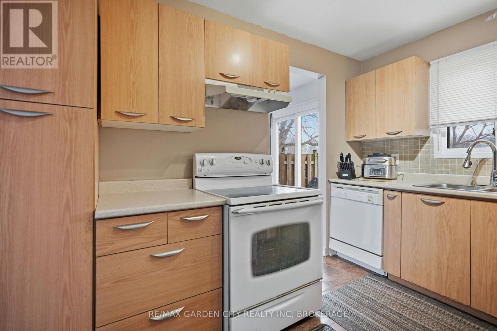 29 - 2 Weiden Street, St. Catharines, Ontario  L2M 6W5 - Photo 11 - X12796344