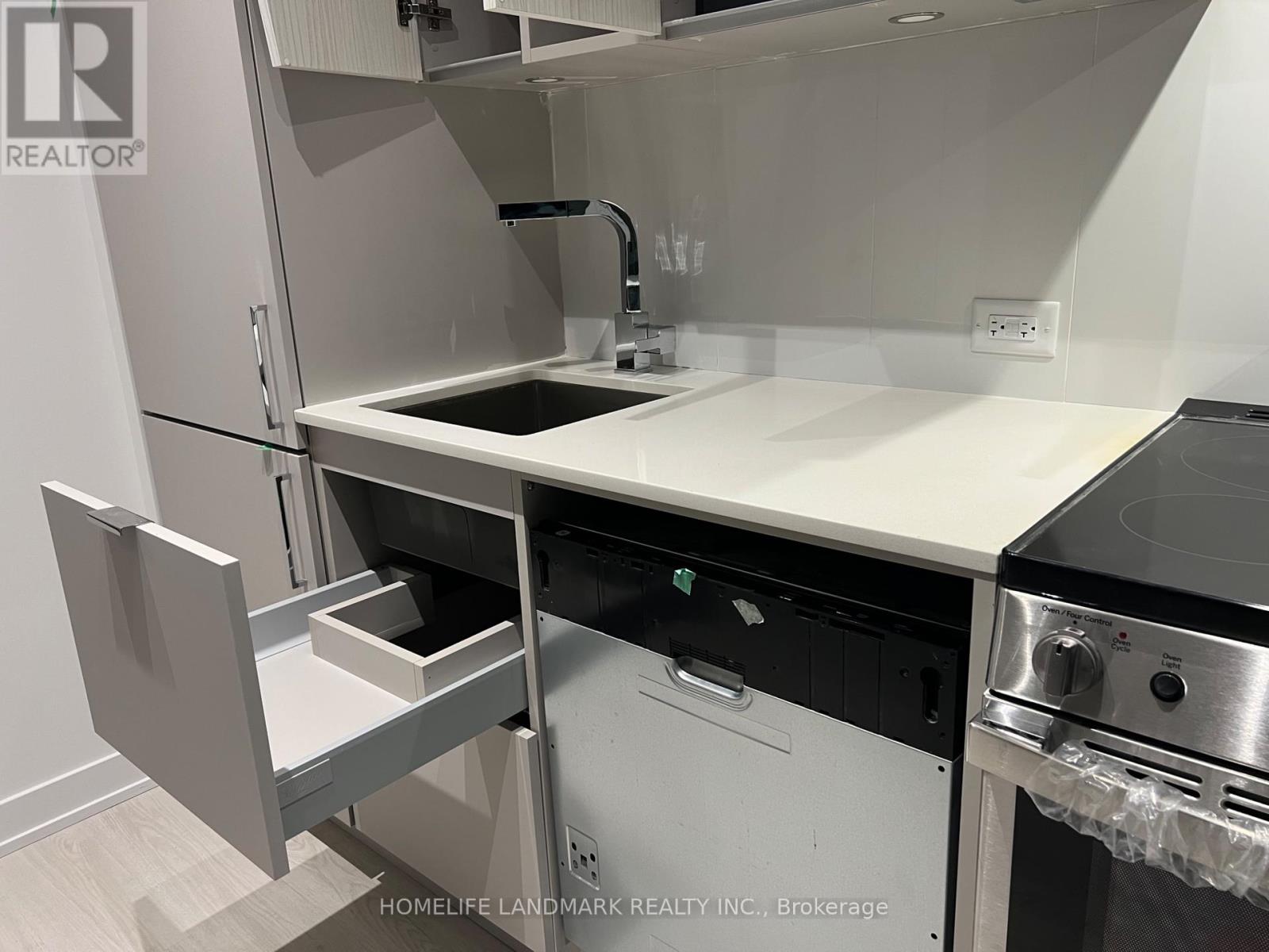 3905 - 3883 Quartz Road, Mississauga, Ontario  L5B 4M6 - Photo 2 - W12796362