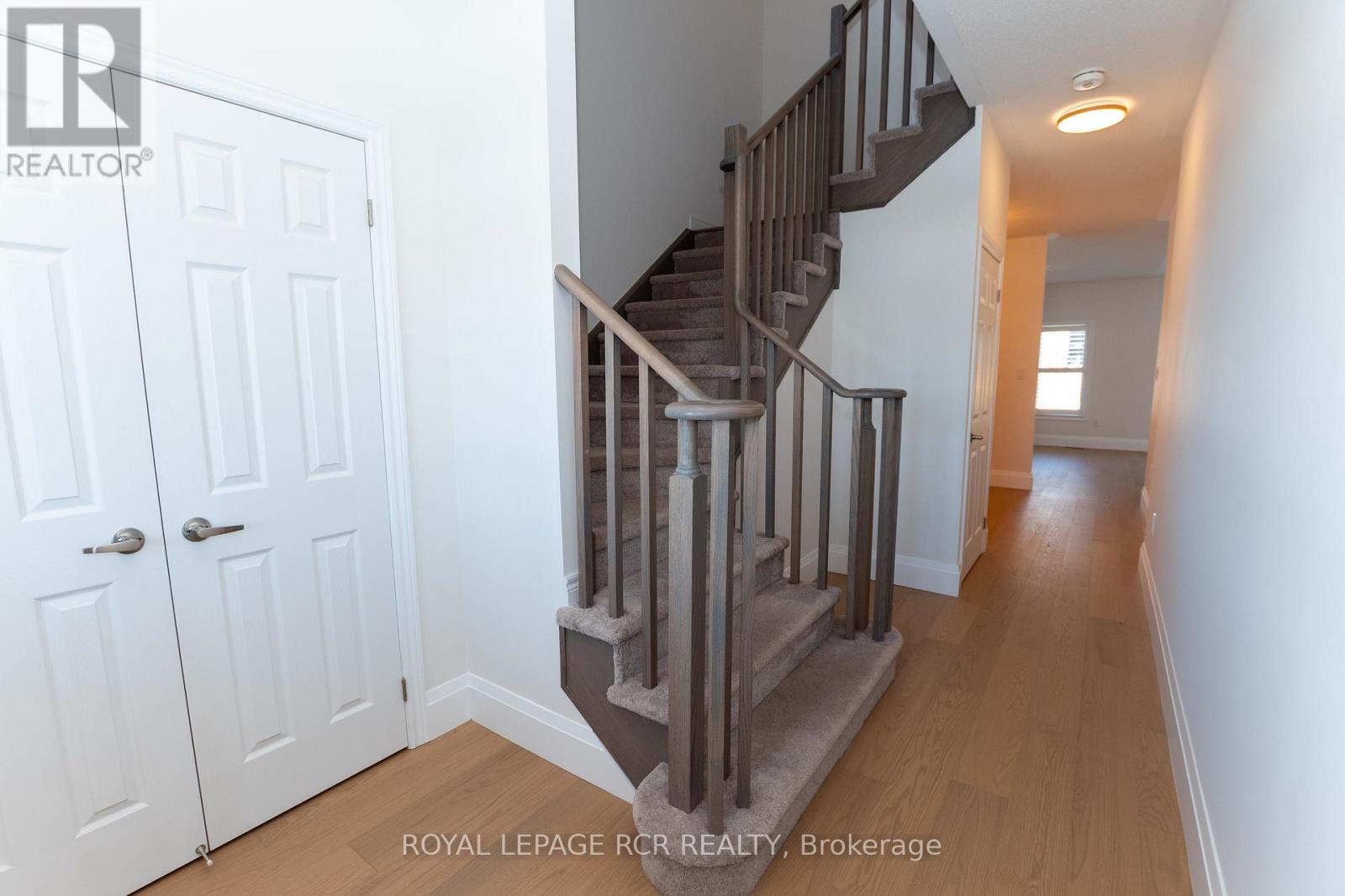 206 Barnett Drive, Shelburne, Ontario  L9V 3X1 - Photo 3 - X12796392