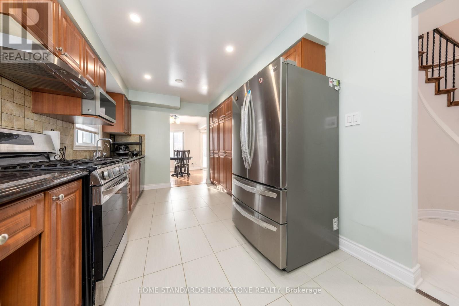 8 Royal Colwood Court, Vaughan, Ontario  L4K 2J3 - Photo 4 - N12796410