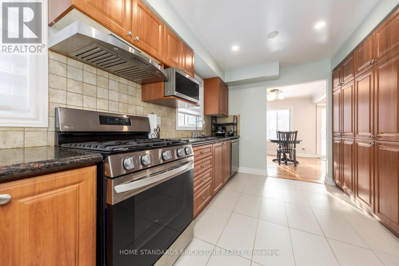 8 Royal Colwood Court, Vaughan, Ontario  L4K 2J3 - Photo 5 - N12796410