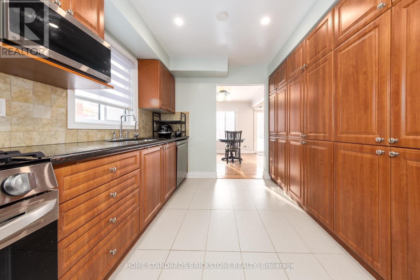 8 Royal Colwood Court, Vaughan, Ontario  L4K 2J3 - Photo 6 - N12796410