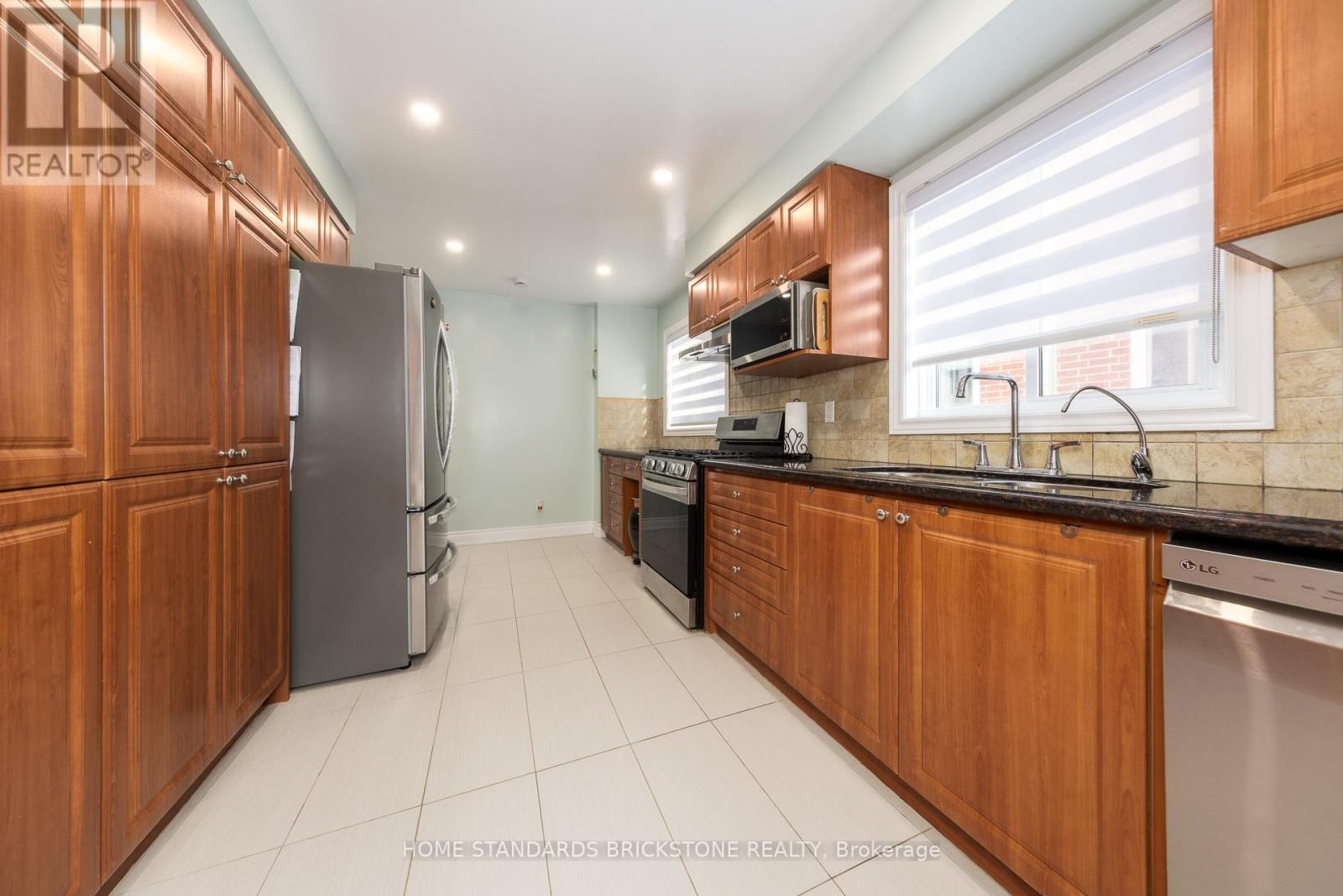 8 Royal Colwood Court, Vaughan, Ontario  L4K 2J3 - Photo 7 - N12796410