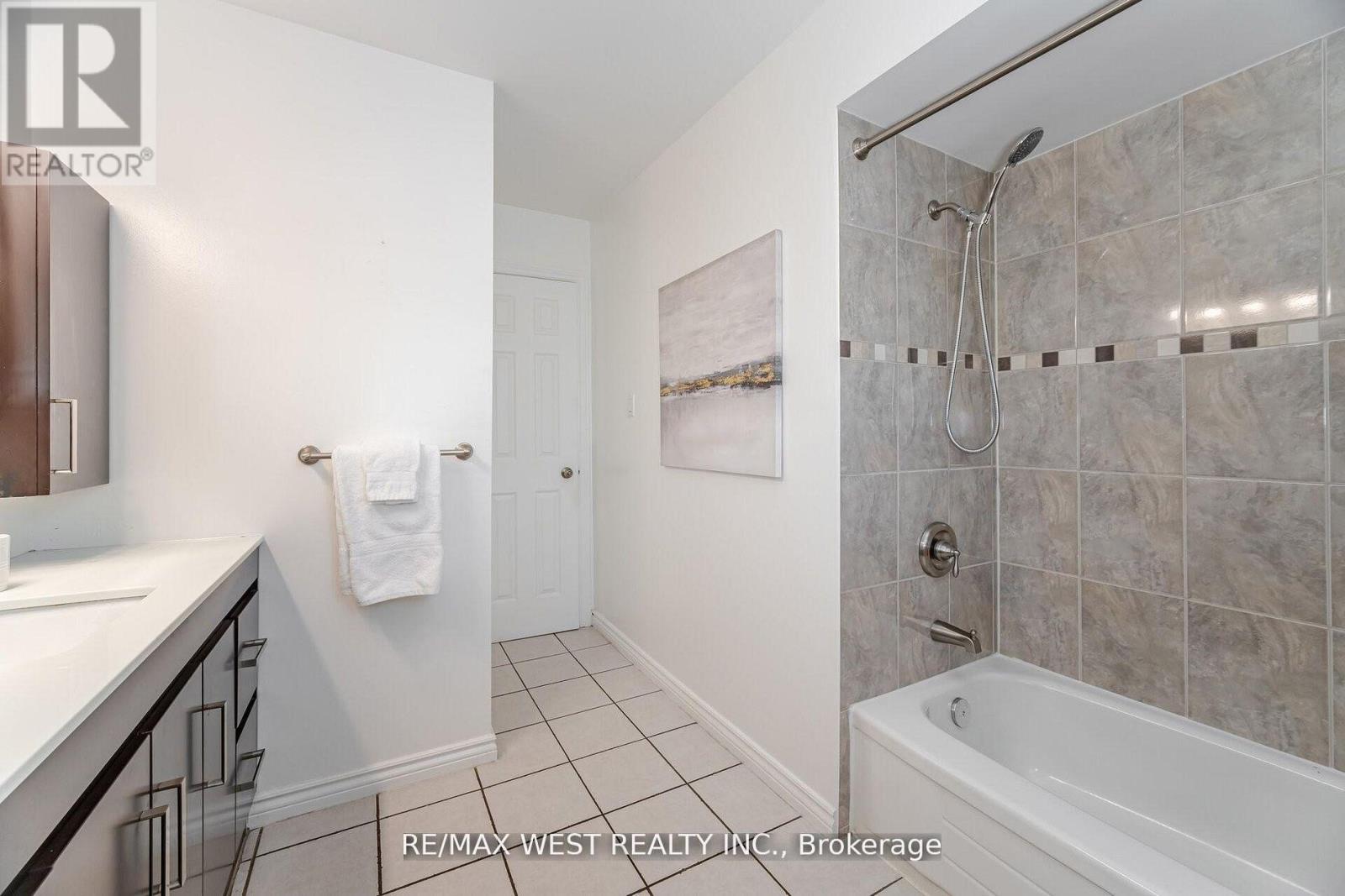 17 Malcolm Crescent, Brampton (Central Park), Ontario  L6S 3C7 - Photo 17 - W12794084