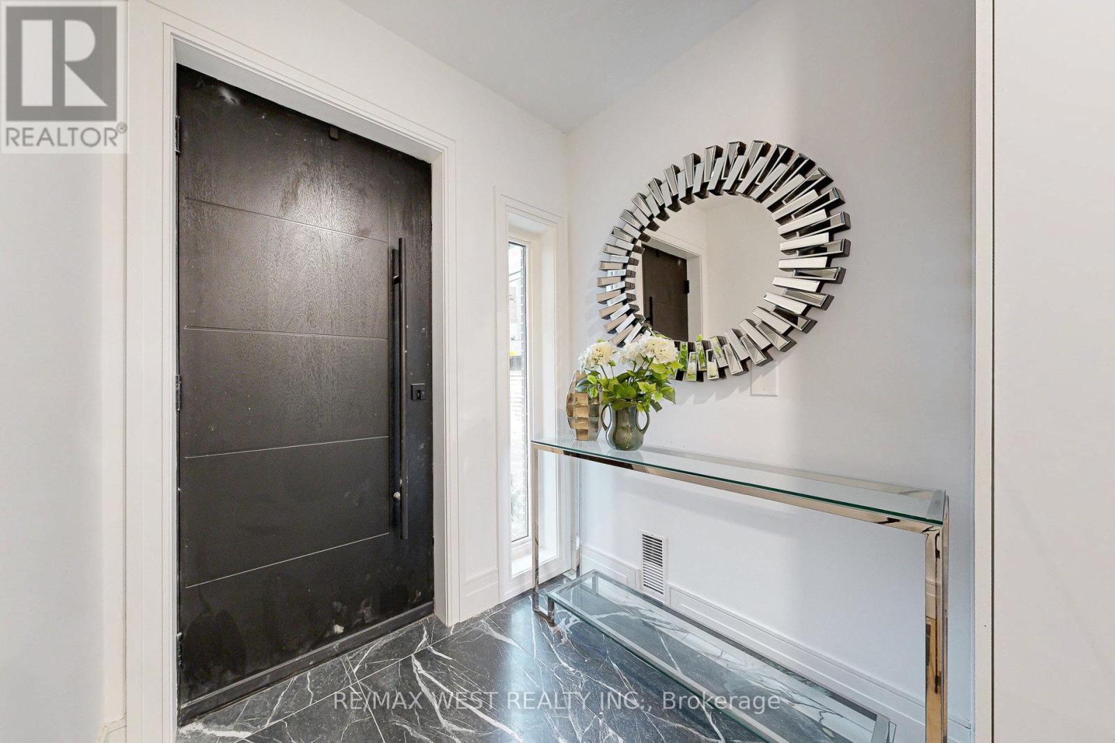 4 - 2639 R Dundas Street W, Toronto, Ontario  M6P 1X9 - Photo 2 - W12796436