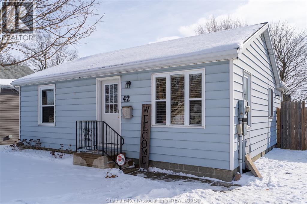 42 Reaume Avenue, Wallaceburg, Ontario  N8A 1B6 - Photo 2 - 26002805