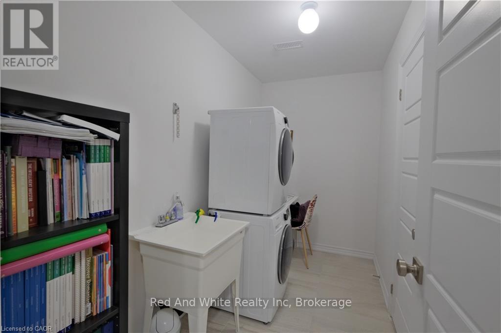 12 Roseberry Lane, Kitchener, Ontario  N2B 0A9 - Photo 23 - X12796560