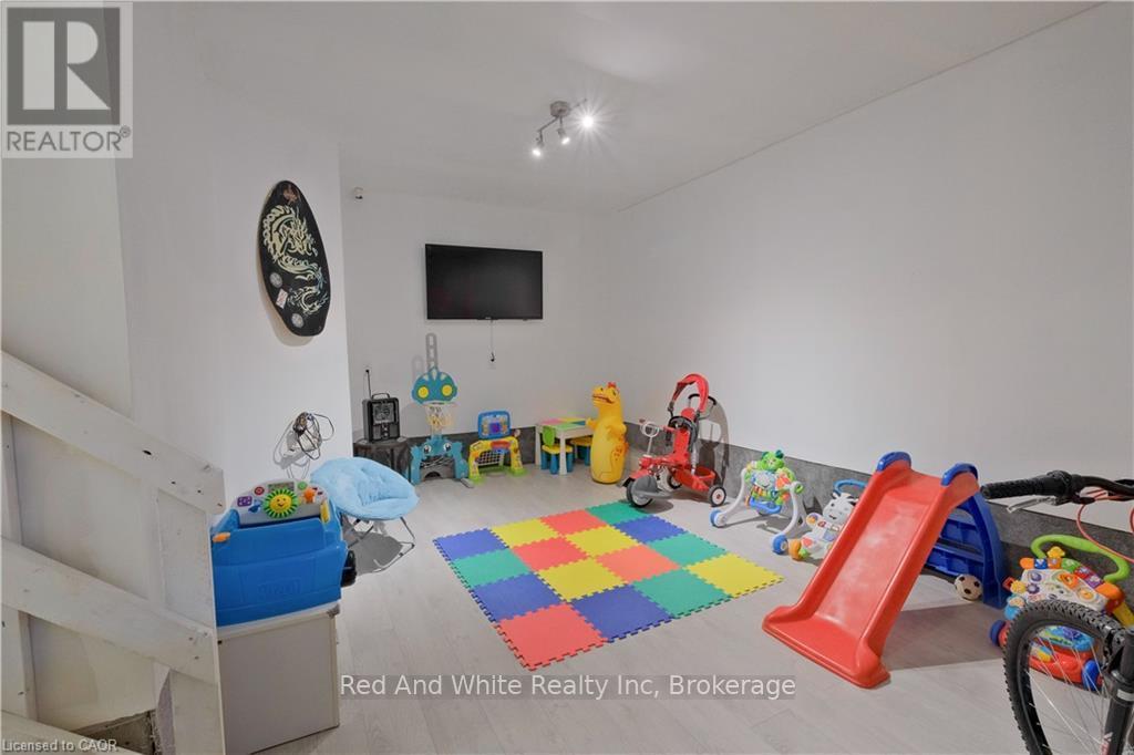 12 Roseberry Lane, Kitchener, Ontario  N2B 0A9 - Photo 25 - X12796560