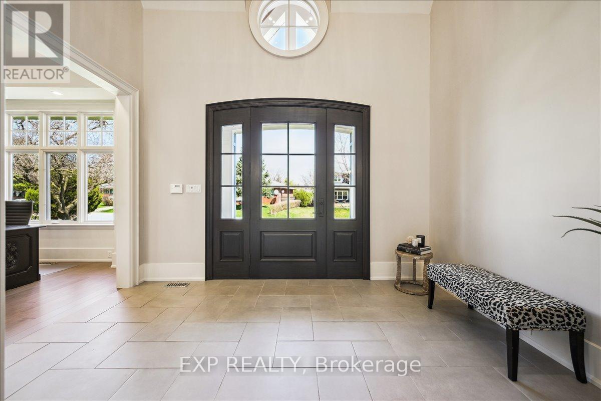 528 Wellington Crescent, Oakville, Ontario  L6L 4X5 - Photo 5 - W12796538