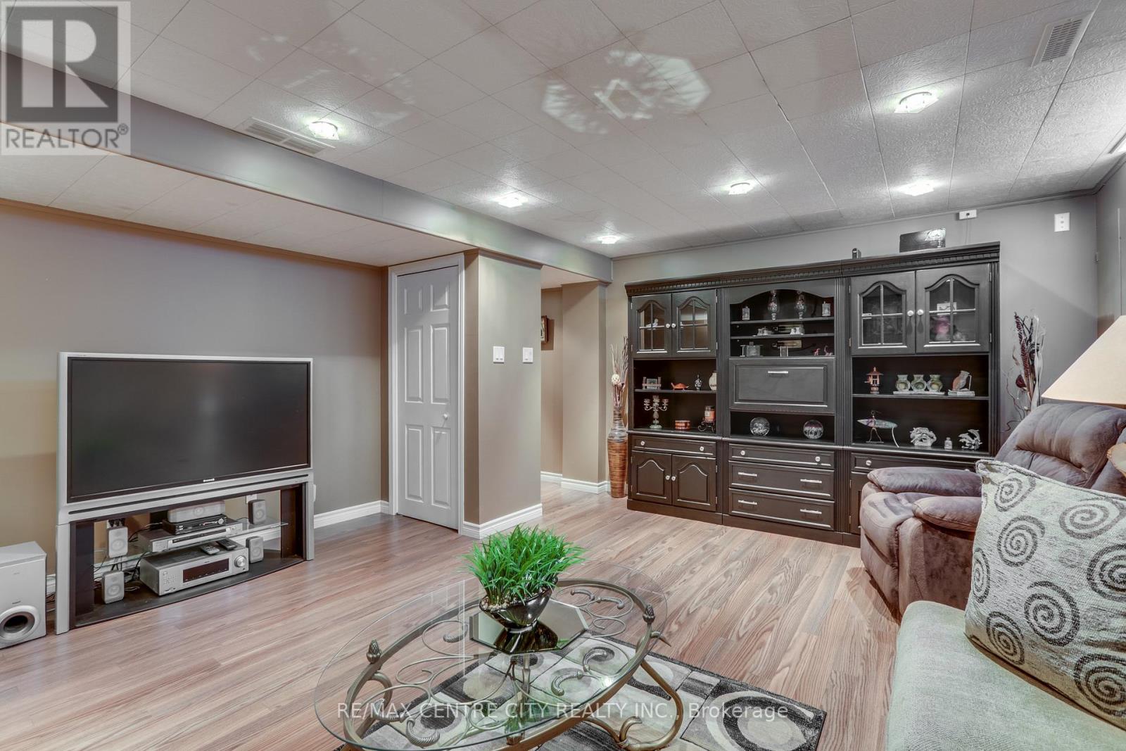 142 Napoleon Drive, London East, Ontario  N5V 4B1 - Photo 32 - X12796468