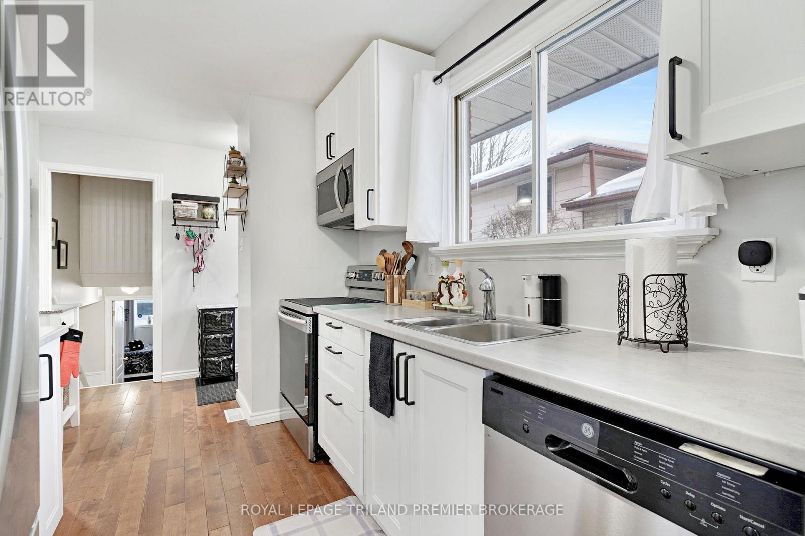 412 Ferndale Avenue, London South, Ontario  N6C 2Y8 - Photo 3 - X12796500