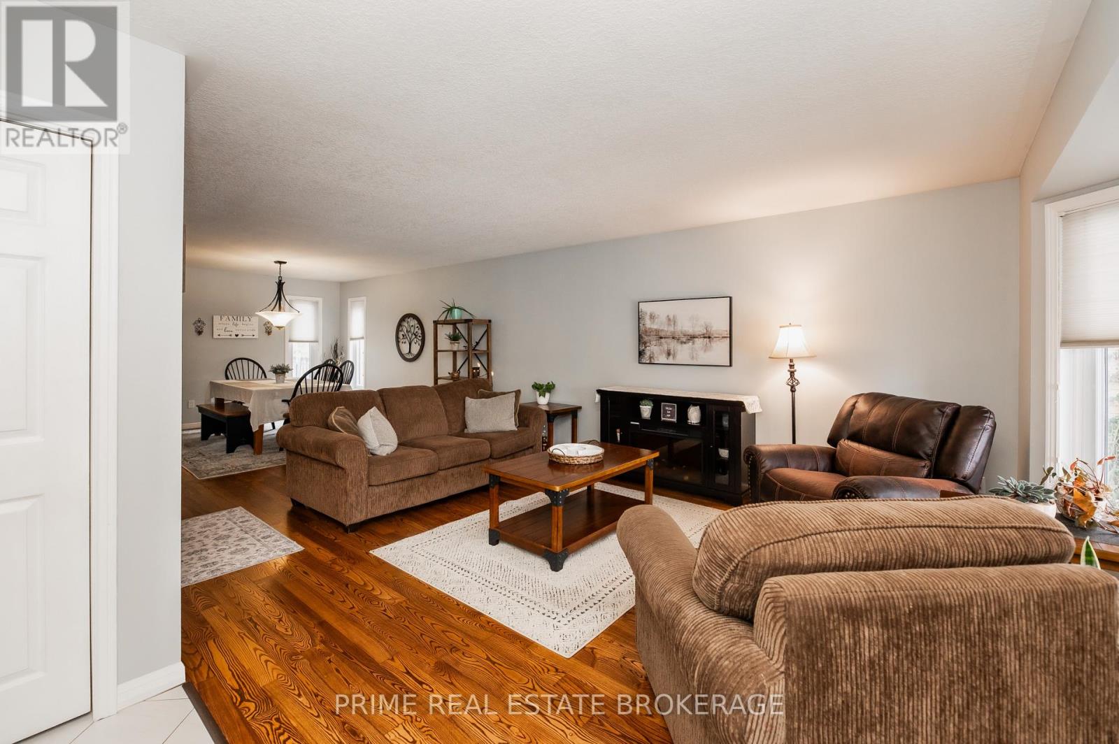 Photo 4 of 41 for 16 Timberlane Crescent