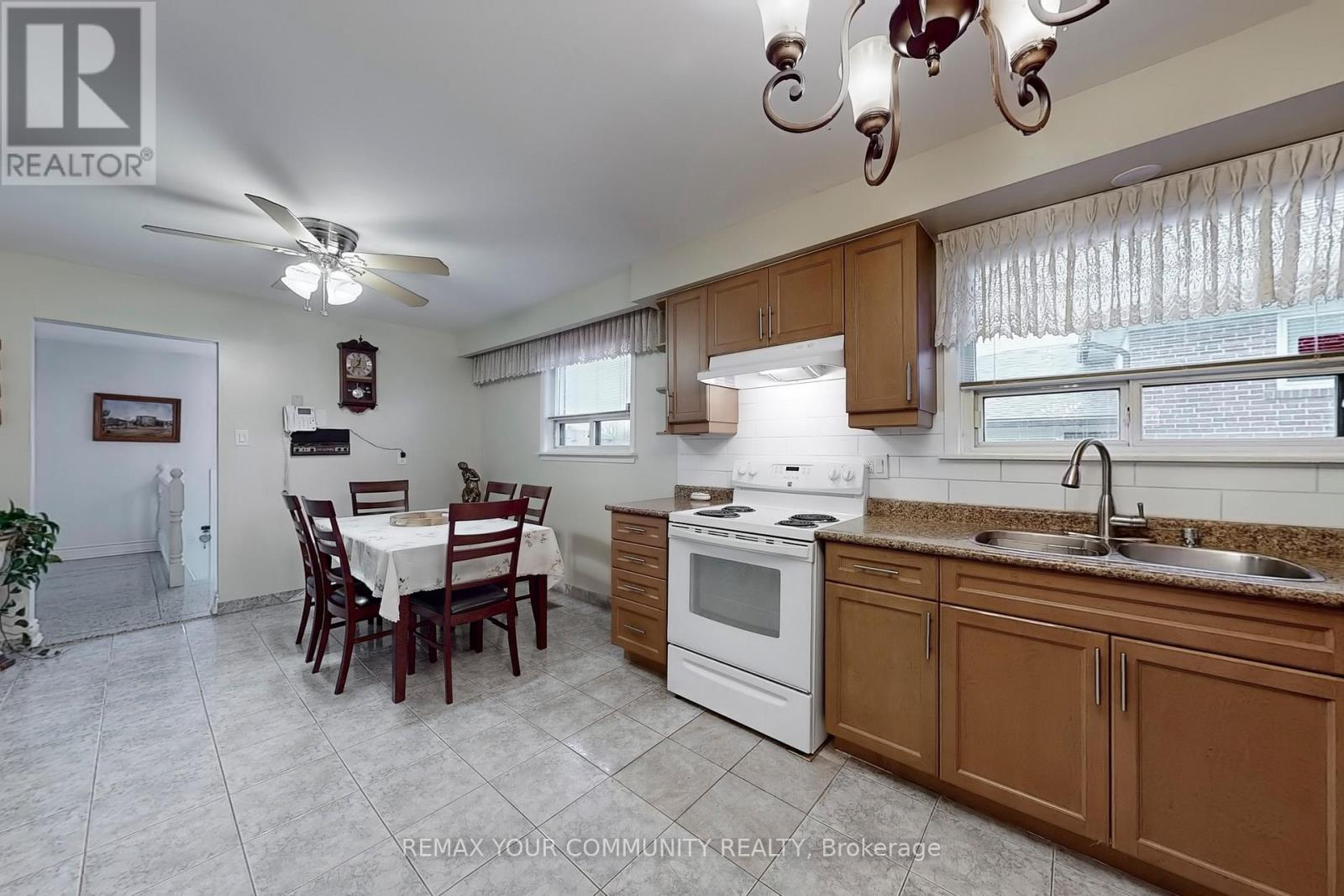 37 Marilyn Place, Vaughan, Ontario  L4L 2C2 - Photo 10 - N12796570