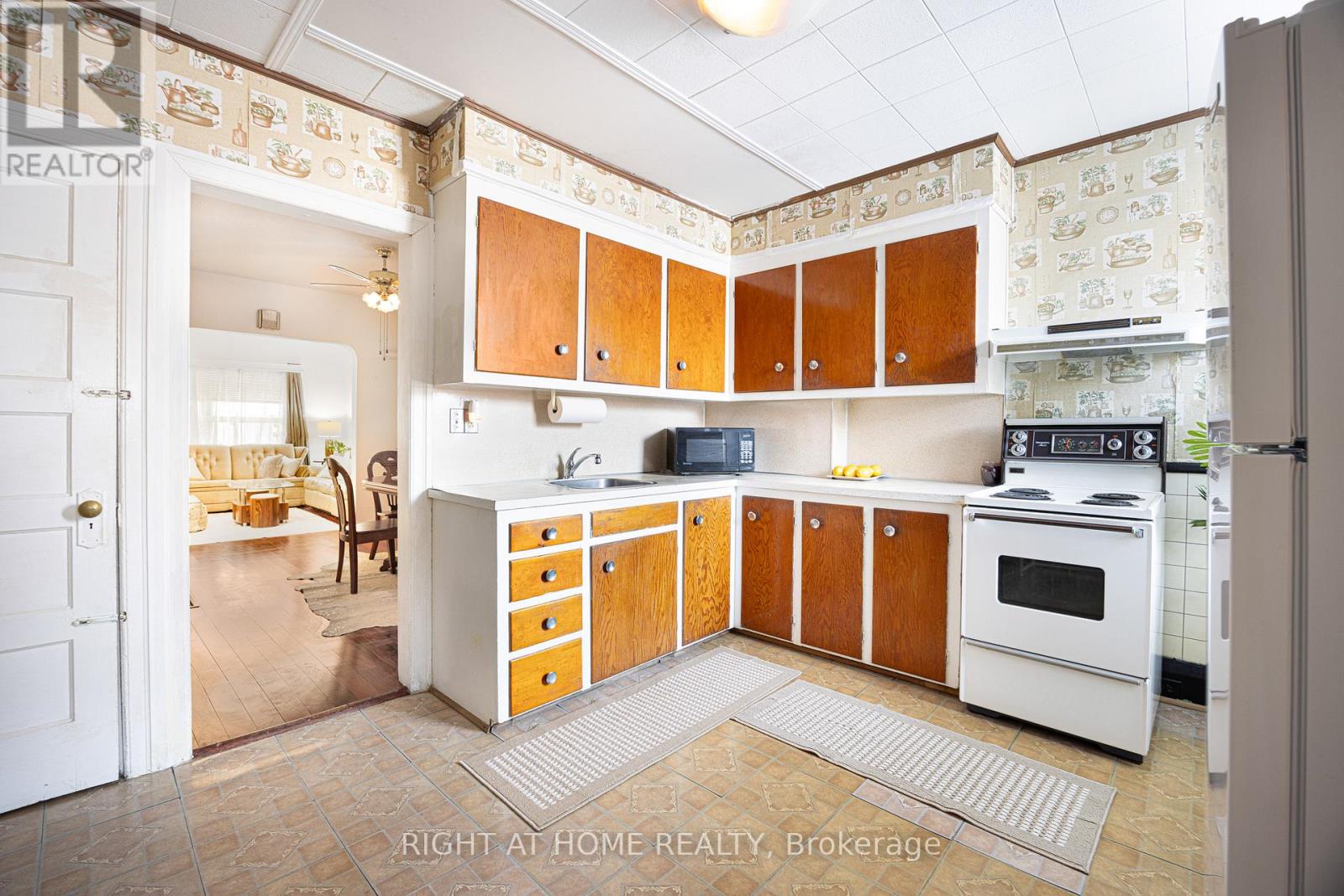 198 Lansdowne Avenue, Toronto, Ontario  M6K 2V9 - Photo 6 - W12796462