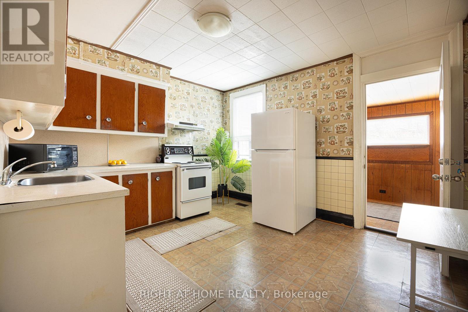 198 Lansdowne Avenue, Toronto, Ontario  M6K 2V9 - Photo 7 - W12796462