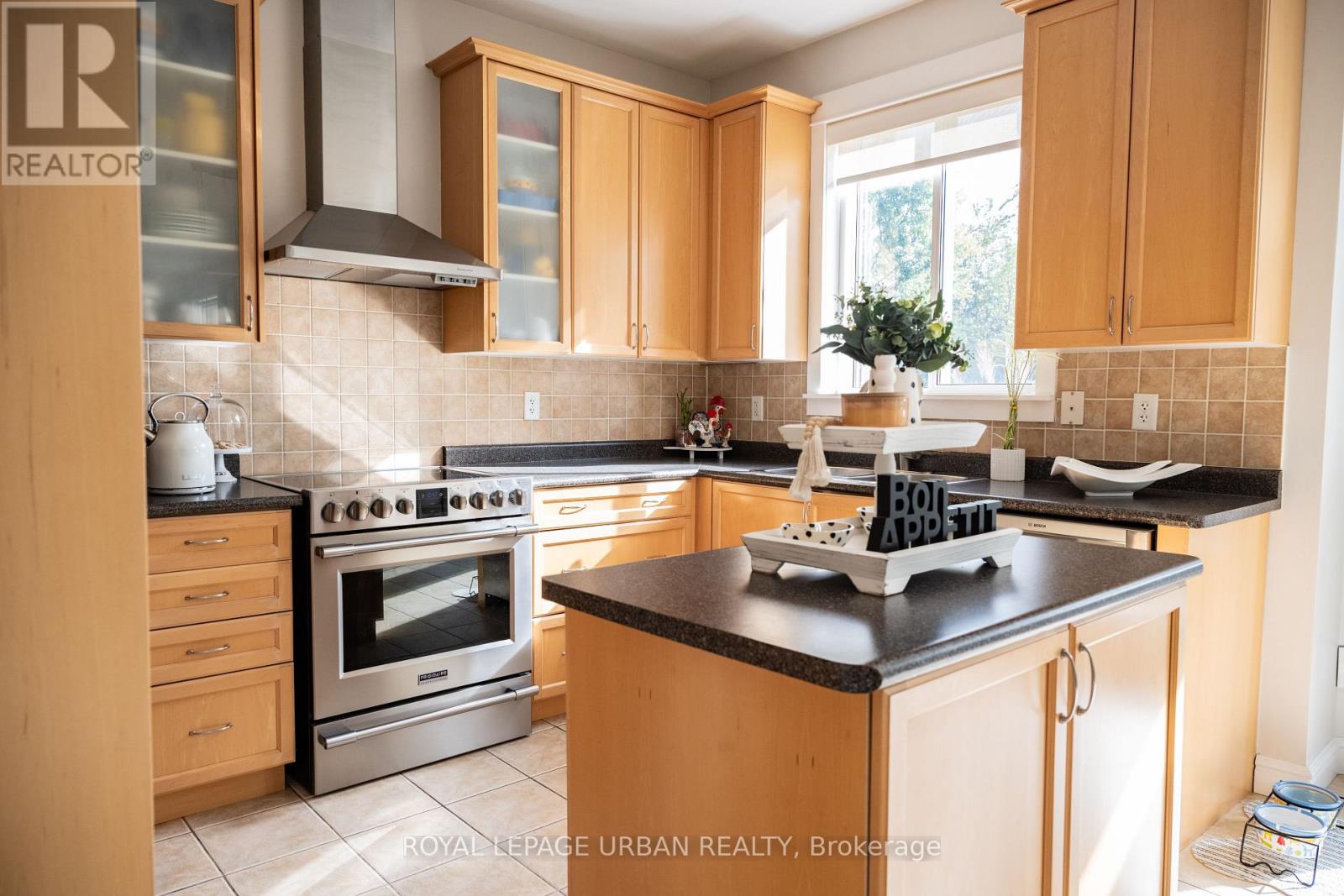 27 Lightheart Drive, Caledon, Ontario  L7C 1E3 - Photo 7 - W12796514