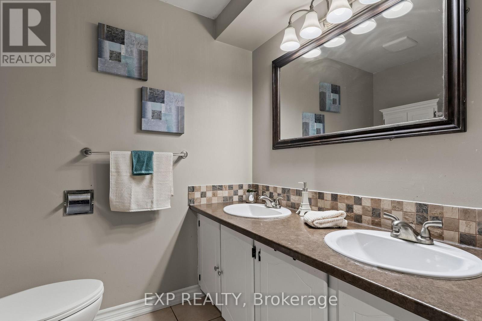 17 Glaceport Avenue, Hamilton, Ontario  L9H 7E2 - Photo 17 - X12796498