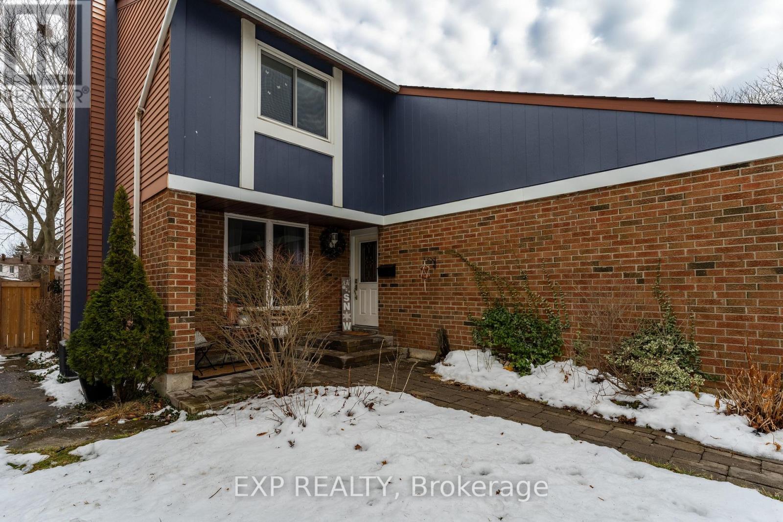 17 Glaceport Avenue, Hamilton, Ontario  L9H 7E2 - Photo 4 - X12796498