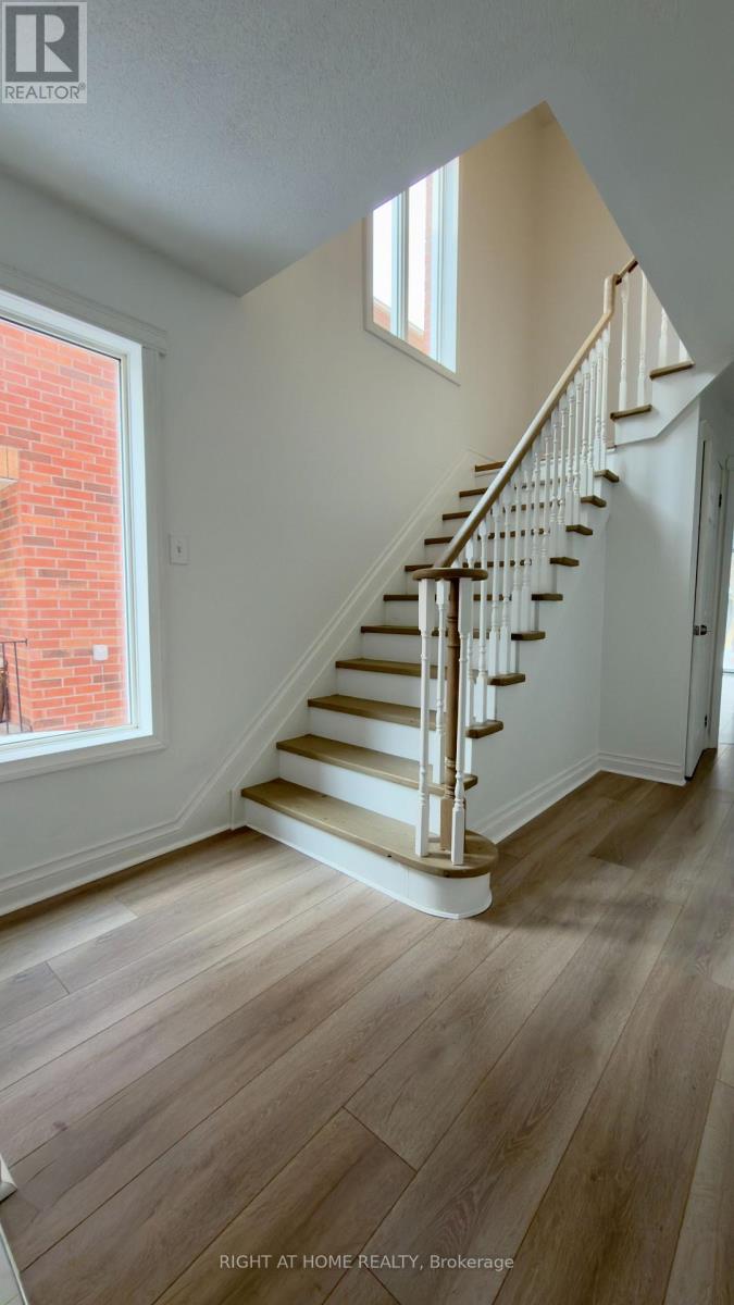 3801 Forest Bluff Crescent, Mississauga, Ontario  L5N 7T8 - Photo 5 - W12796446