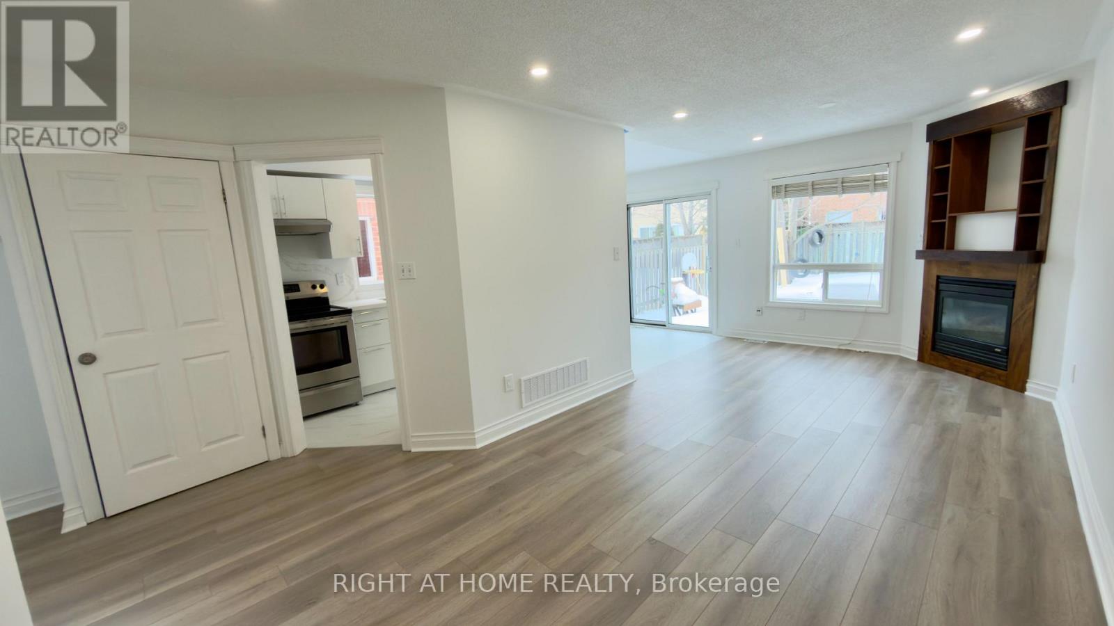 3801 Forest Bluff Crescent, Mississauga, Ontario  L5N 7T8 - Photo 7 - W12796446