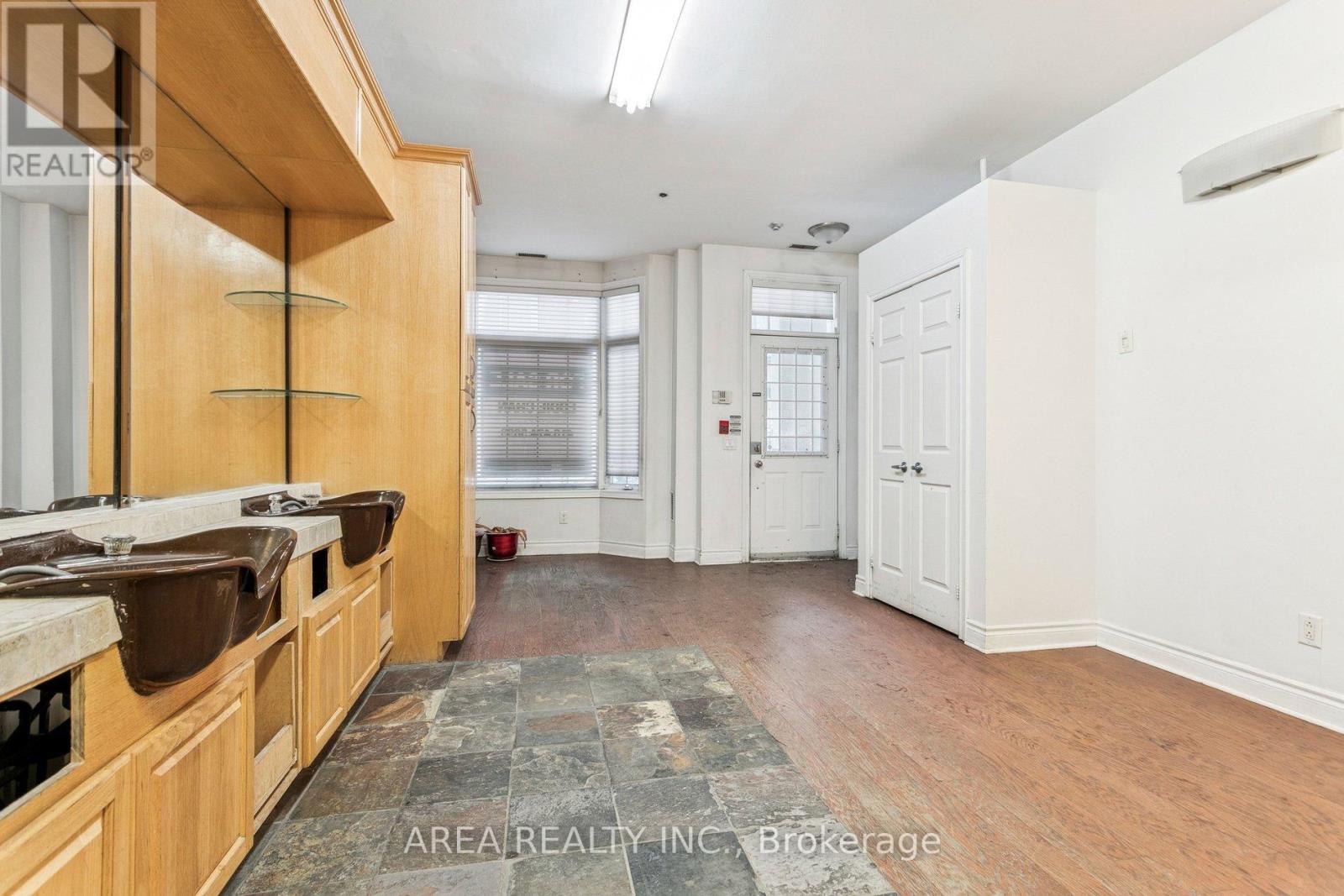 99 - 99 Mccaul Street, Toronto, Ontario  M5T 2W7 - Photo 5 - C12796638