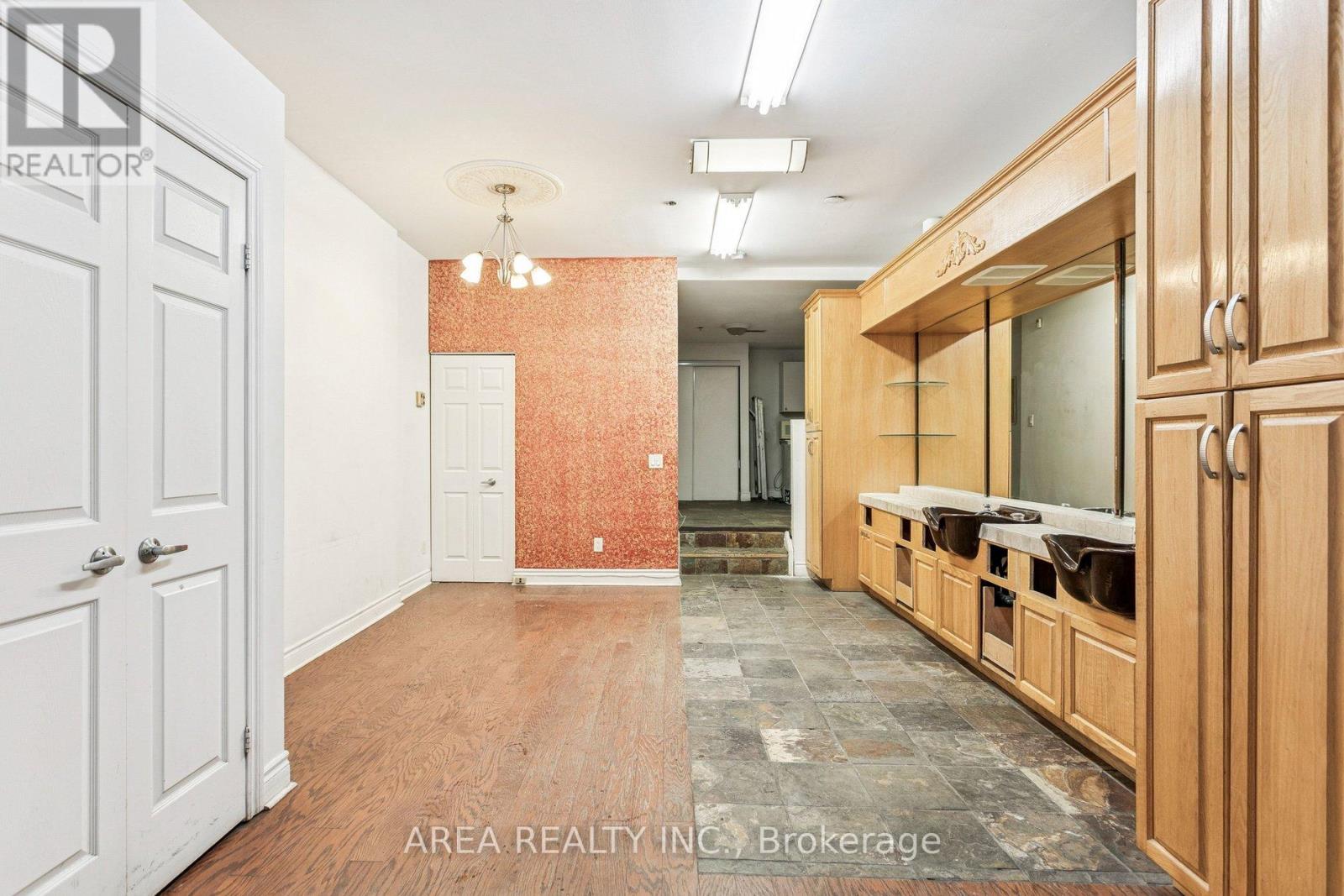 99 - 99 Mccaul Street, Toronto, Ontario  M5T 2W7 - Photo 8 - C12796638