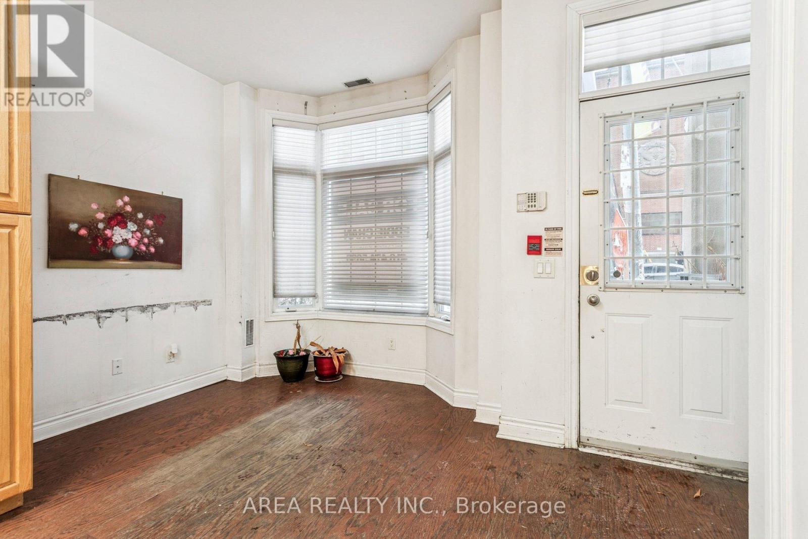 #99 - 99 Mccaul Street, Toronto, Ontario  M5T 2W7 - Photo 3 - C12796644